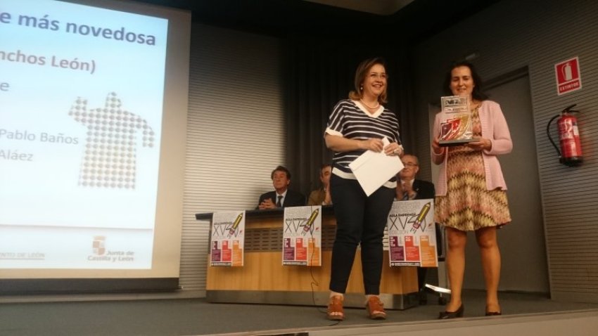 La Decana del Colegio, Nuria González hace entrega de uno de los premios
