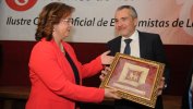 La Decana del Colegio, Nuria González entrega el Premio a D. Javier Fernández Fernández