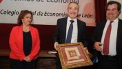 La Decana del Colegio, Nuria González y el Gerente de la Fundación Monteleón, Francisco J. García Paramio entregan el Premio Fernando Becker a D. Javier Fernández