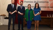 La Decana hace entrega del diploma de Economista a los nuevos colegiados