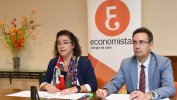 Fallo del Premio  Leonés en el Extranjero a cargo de la Decana, Dña. Nuria González y del Secretario del Colegio de Economistas de León, D. Gerardo Domínguez