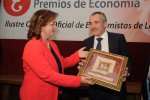 La Decana del Colegio, Nuria González entrega el Premio a D. Javier Fernández Fernández