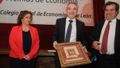 La Decana del Colegio, Nuria González y el Gerente de la Fundación Monteleón, Francisco J. García Paramio entregan el Premio Fernando Becker a D. Javier Fernández