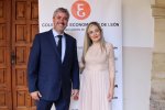 La Decana del Colegio de Economistas de León, Dña. María Díez Revilla con el premiado, D. Joaquín Ramírez Cisneros