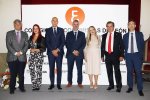Autoridades y premiado