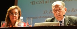 La Decana del Colegio, Nuria González con Félix Sanz, Director del CNI