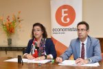 Fallo del Premio  Leonés en el Extranjero a cargo de la Decana, Dña. Nuria González y del Secretario del Colegio de Economistas de León, D. Gerardo Domínguez