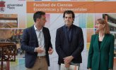 Nuestro Tesorero, D. Bernardo Castro haciendo entrega del premio al Instituto Legio VII