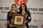 La Decana del Colegio de Economistas de León, Dña. María Díez Revilla con la premiada, Dña. Pilar de la Puente