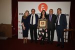Autoridades del Colegio de Economistas de León y de la Fundación Monteleón con la premiada