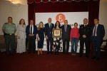 Autoridades con la premiada