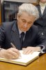 El Presidente del Consejo firmando en el libro de oro del Colegio
