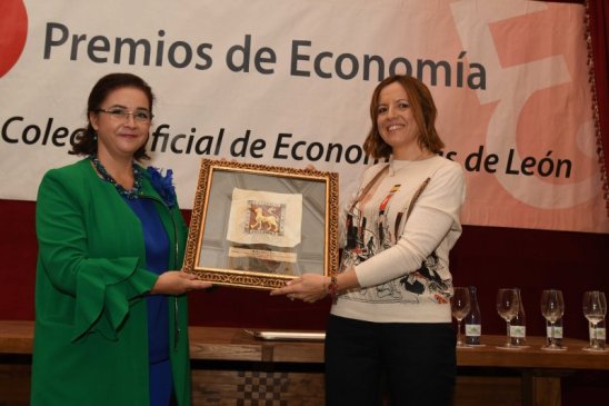 La Decana del Colegio, Nuria González entrega el premio a Dña. Noelia Silván