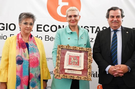 La Decana del Colegio de Economistas de León, Dña. Nuria González Rabanal y el Presidente de la Fundación Monteleón, D. Francisco J. García entregan el premio a Dña. Beatriz Escudero