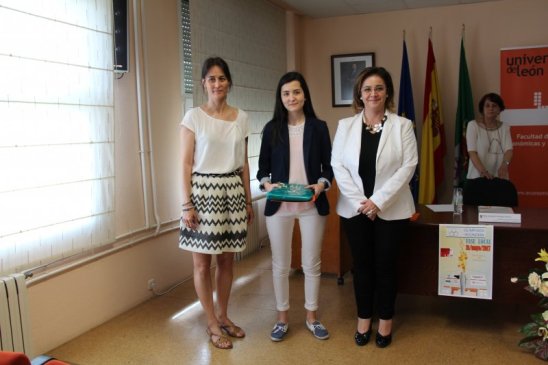 La Decana del Colegio, Nuria González entrega uno de los premios a la alumna clasificada