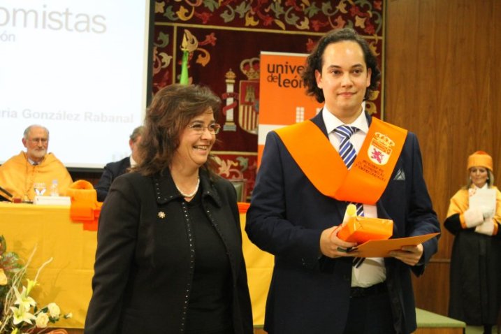 La Decana del Colegio, Nuria González hace entrega del premio a Pablo García García