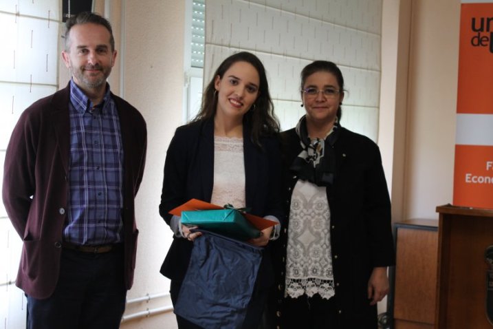 La Decana del Colegio entrega el premio