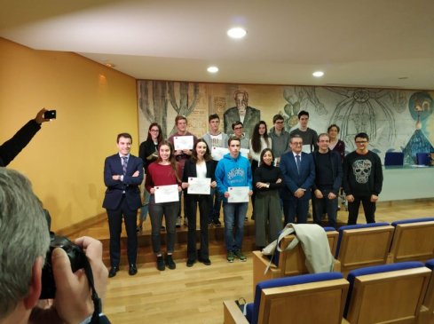 D. Ignacio Morón, Contador del Colegio de Economistas de León hace entrega de un premio a uno de los clasificados