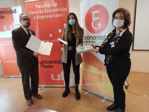 Entrega el premio nuestra Decana, Dña. Nuria González Rabanal y el Decano de la Facultad de Económicas, D. José Ángel Miguel Dávila