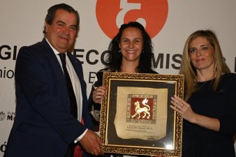 Entrega del Premio Leonés en el Extranjero a Dña. Pilar de la Puente. Hace entrega la Decana del Colegio, María Díez Revilla y el Presidente de la Fundación Monteléon, Francisco García Paramio