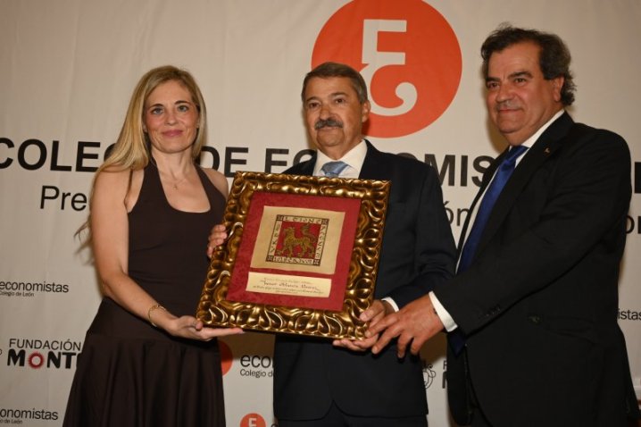 Entrega del Premio Fernando Becker Gómez a D. Javier Oblanca Álvarez. Hace entrega la Decana del Colegio, María Díez Revilla y el Presidente de la Fundación Monteléon, Francisco García Paramio