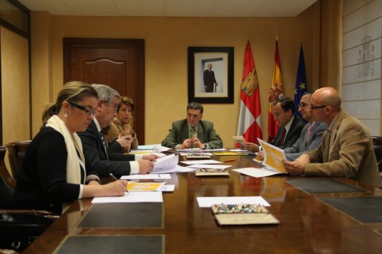 La Decana Dña. Nuria González Rabanal en la reunión