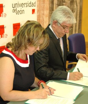 El Rector y la Decana-Presidente en el momento de la firma del Convenio Marco