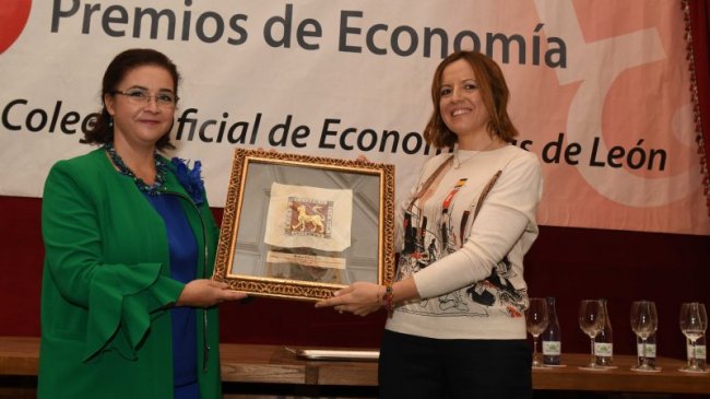 La Decana del Colegio, Nuria González entrega el premio a Dña. Noelia Silván