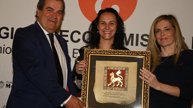 Entrega del Premio Leonés en el Extranjero a Dña. Pilar de la Puente. Hace entrega la Decana del Colegio, María Díez Revilla y el Presidente de la Fundación Monteléon, Francisco García Paramio
