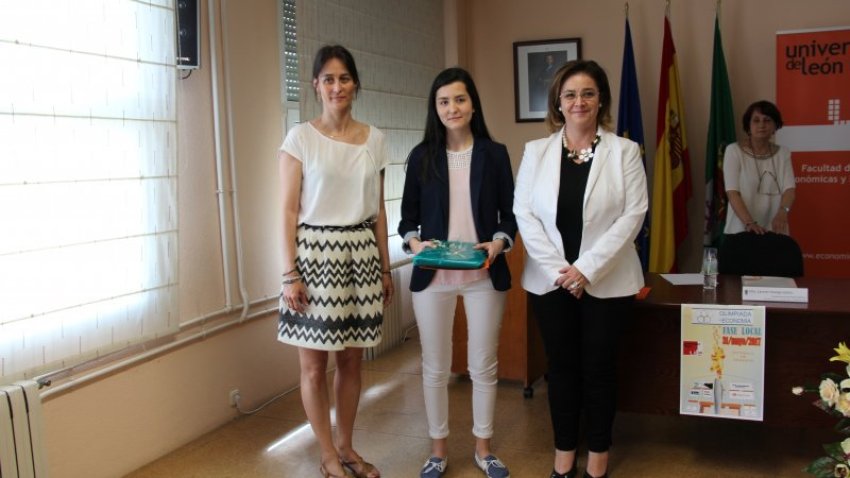 La Decana del Colegio, Nuria González entrega uno de los premios a la alumna clasificada