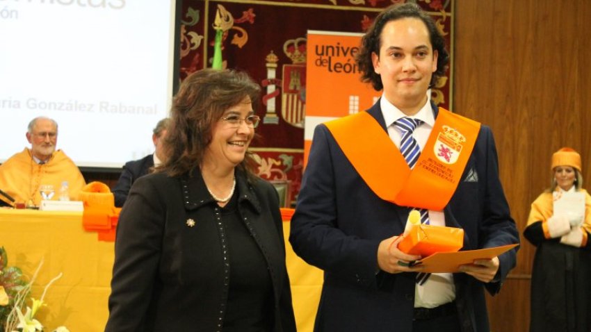 La Decana del Colegio, Nuria González hace entrega del premio a Pablo García García
