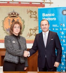 Firma del Convenio entre Dña. Nuria González Rabanal, Decana del Colegio de Economistas de León y D. Pablo Junceda Moreno, Subdirector General de Banco Sabadell